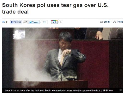 미 정치 전문지 폴리티코가 22일(현지시간) '한국 의원의 최루가스 사용'이라는 제목의 기사로 한국 국회의 한미FTA 비준소식을 전했다.  