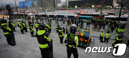 [사진]경찰, 세종문화회관 계단까지 봉쇄