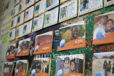 ↑식당 벽에 붙어 있는 후원 아동들의 사진들과 아동들이 보낸 편지, 후원 안내문.