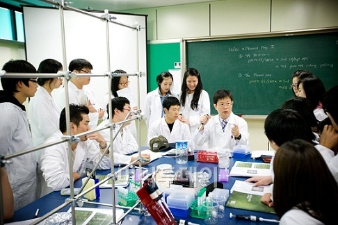 ↑ 한국폴리텍바이오대학 바이오생명정보과 학생들이 수업에 열중하고 있다.<br>
<br>
