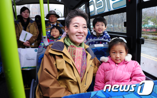 [사진]유영숙 장관, 전기셔틀버스 타고 북한산 둘레길로'