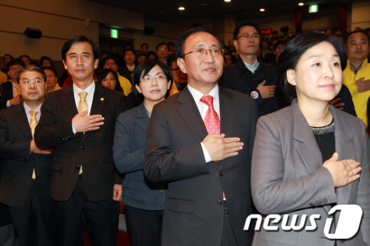 [사진]국민의례하는 통합진보정당 대표들