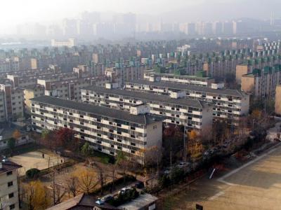 ↑2종주거지역에서 3종주거지역으로 상향이 결정돼 8903가구로 재건축되는 서울 송파구 가락시영아파트 전경 ⓒ부동산1번지