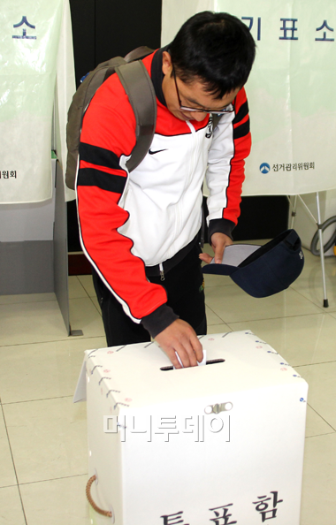방송인 김제동씨가 지난 10월26일 서울시장 재보궐선거 당일 서울 서초구 반포동 투표소에서 투표를 하고 있다.