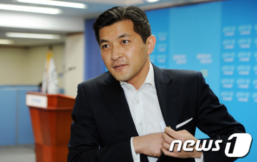 [사진]기자회견장 나서는 홍정욱 의원