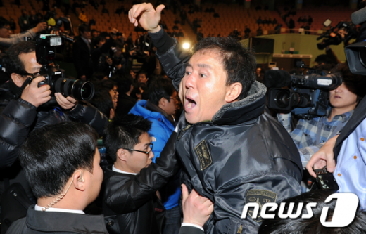 [사진]'전당대회 무효' 외치는 민주당원