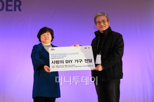 김효준 BMW 코리아 대표(오른쪽)가 BMW 코리아 임직원들이 만든 어린이 공부방용 가구를 아동복지센터에 전달하며 기념촬영을 하고 있다.