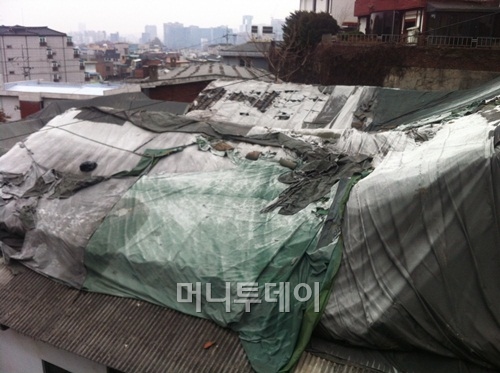 ↑ 서울 종로구 옥인동의 한 가옥. 주택 낙후로 단열이 되지 않아 임시방편으로 비닐을 덮고 생활하고 있다. ⓒ최윤아 기자