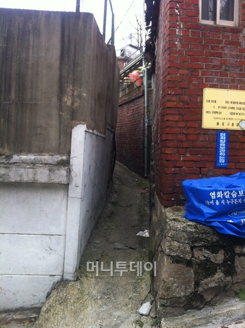 ↑ 재개발 예정지인 서울 종로구 옥인동. 사람 한 명 지나가기도 버거울 만큼 골목이 좁다.