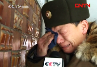 지난 19일 중국 CCTV에 김정일 북한 국방위원장의 사망 직후 슬퍼하는 평양 주민의 모습이 보도됐다. ⓒCCTV 보도 캡처