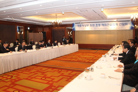 ↑해외건설협회 초청 해외건설기업 CEO 조찬간담회에 참석한 권도엽 국토해양부 장관(왼쪽 테이블 좌측에서 첫번째).
