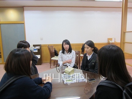 ↑ 최은영 취업지원관이 세그루패션디자인고 학생들과 면담을 하고 있다.(사진: 세그루패션디자인고)