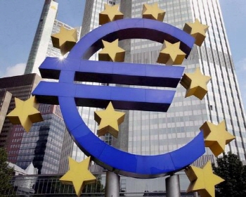 ↑ 독일 프랑크푸르트 유럽중앙은행(ECB) 건물 앞에 세워진 유로화 상징 조형물. 12개의 별은 2002년 유로화 통용이 시작될 당시 유로존 가입 12개국을 의미한다. 