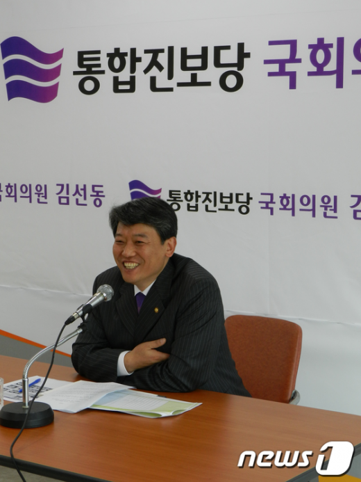2일 전남 순천 사무실에서 신년 기자간담회를 갖고 있는 김선동 의원 News1 장봉현 기자