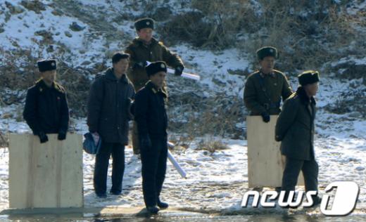 ↑김정일 국방위원장 사망 당시 압록강 주변 북한 군인들.