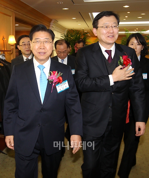 [사진]신년인사회 참석하는 홍석우 장관-정준양 회장