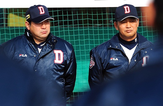 두산 시무식에 참석하고 있는 김진욱 감독(오른쪽)과 이토 스토무 수석코치ⓒOSEN제공