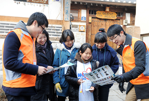 ↑현대건설 신입사원들이 지난 13일 다문화 가정 아이 및 어머니들과 북촌 일일 체험을 하며 한국의 전통문화를 배우는 시간을 가졌다. ⓒ현대건설