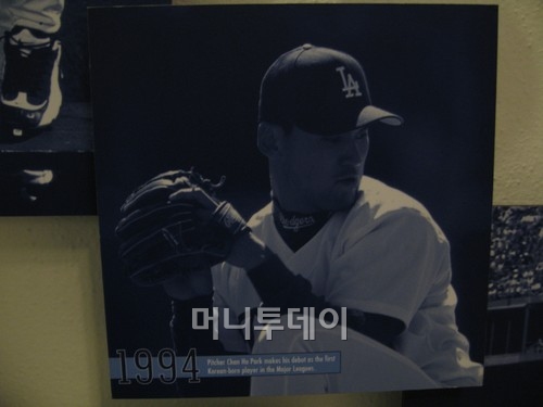 ↑ 박찬호가 1994년 LA 다저스에서 한국인 최초의 메이저리거가 된 사진이 다저스타디움 메인 홀에 전시돼 있다.