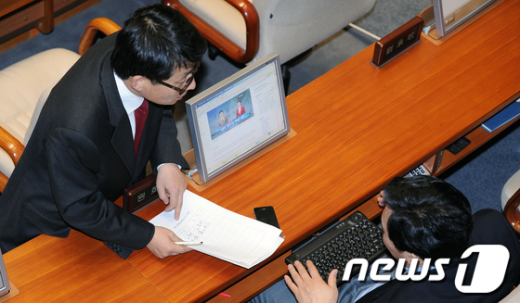 차명진 한나라당의원이 19일 국회 본회의장에서 동료의원들에게 김종인 비상대책위원의 해임요구안에 서명을 받고 있다.  News1   이종덕 기자