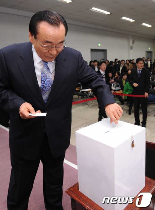 [사진]투표하는 대한약사회 한석원 총회의장