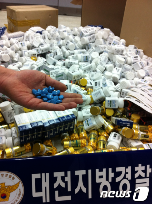 충남경찰이 한 씨로부터 압수한 가짜 비아그라와 가짜 시알리스 등 가짜의약품들. News1