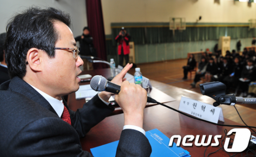 [사진]학생들과 토론하는 권혁세 금융감독원장