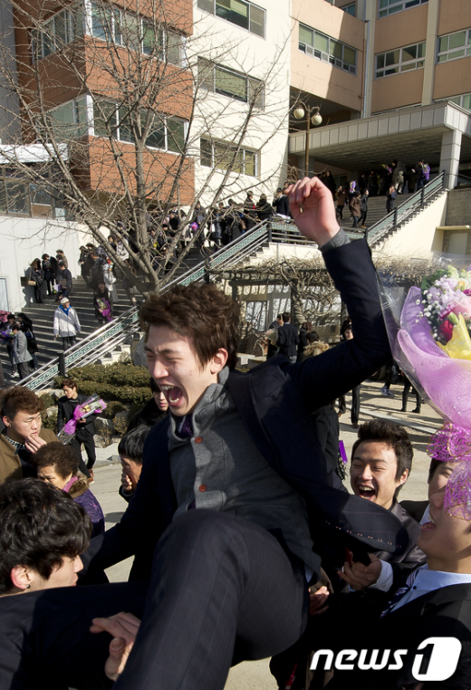 7일 오전 서울 광진구 대원고등학교에서 졸업식을 마친 학생들이 홀가분한 마음에 친구들을 헹가레치고 있다.  News1   이명근 기자