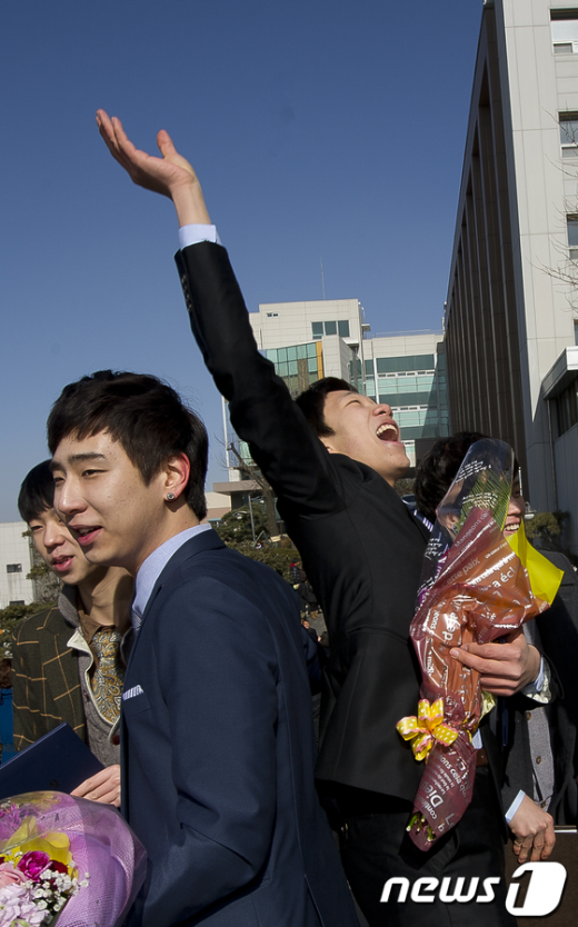 7일 오전 서울 광진구 대원고등학교에서 졸업식을 마친 학생들이 홀가분한 마음에 하늘을 보며 소리치고 있다.  News1   이명근 기자