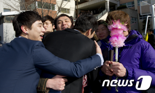 7일 오전 서울 광진구 대원고등학교에서 졸업식을 마친 학생들이 친구들을 껴안으며 서로를 격려하고 있다.  News1   이명근 기자