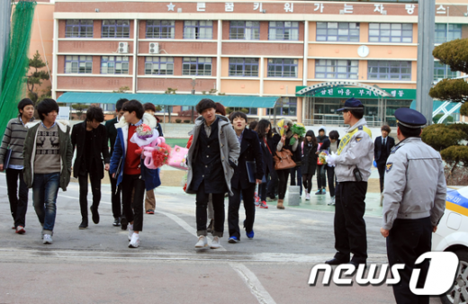 [사진]학교 졸업식에 배치된 경찰