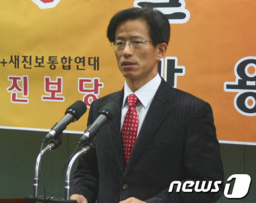 방용승 통합진보당 전북도당 공동위원장이 지난해 12월 15일 전북도의회에서 기자회견을 갖고 전주덕진 출마를 선언했다.  News1 김춘상 기자
