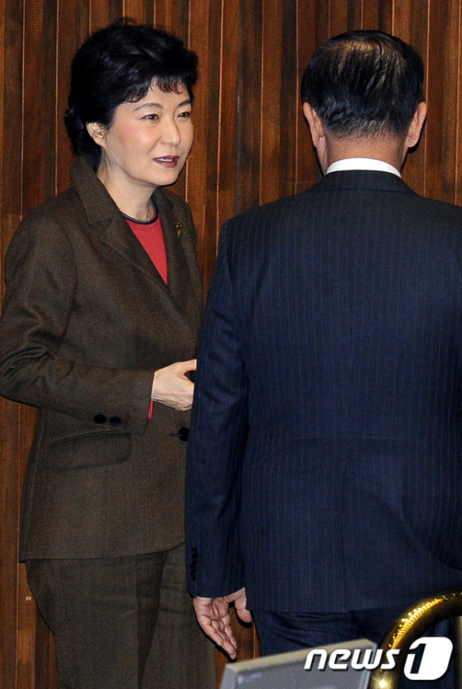 [사진]대화나누는 박근혜 비대위원장과 황우여 원내대표