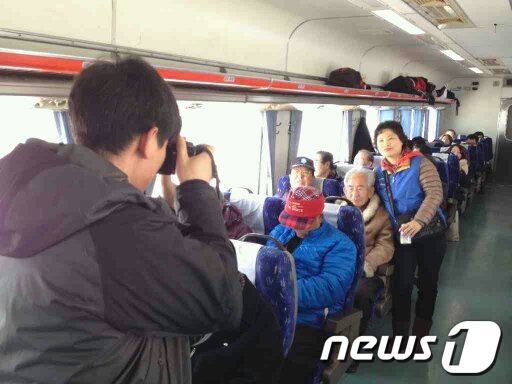 무주군 후도마을 어르신과 익산지역 장애인 등 45명이 코레일 전북본부가 마련한 기차여행에 함께 했다.  News1