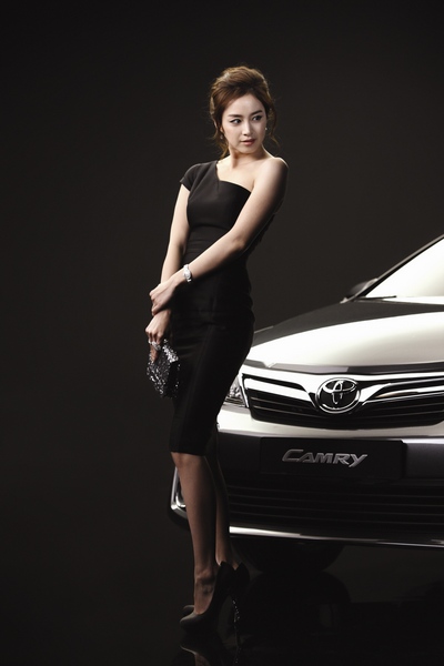 ↑톱스타 김태희가 올 1월 출시된  한국 토요타의 뉴 캠리 모델에 발탁됐다. 뉴 캠리는 미국 켄터키공장에서 생산돼 한국으로 수입·판매되는 미국산 모델이다. 