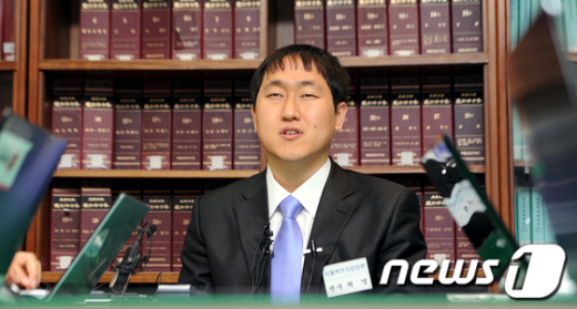 [사진]취재진 만난 최영 판사