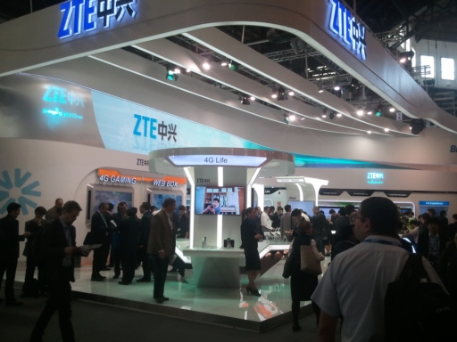 ↑중국 ZTE의 'MWC 2012' 전시장. 삼성전자 바로 옆에 위치해 있다.