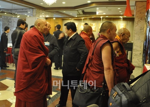 3일 개최되는 전국정치협상회의를 앞두고 베이징에 도착한 티벳 대표들. 