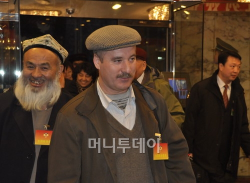 정치협상회의에 참석하기 위해 베이징에 도착한 신장위구르 대표들. 