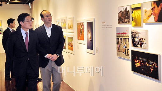 [사진]한국보도사진전 둘러보는 김황식 총리