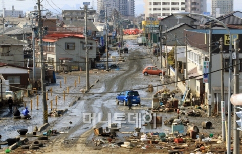 ↑ 지난해 3월 13일 동일본 대지진에 따른 쓰나미로 미야기현 센다이 북부 지역의 한 마을이 폐허로 변해 있다. <br>
