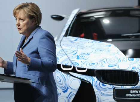 ▲ BMW 신차 앞에 선 앙겔라 메르켈 독일 총리