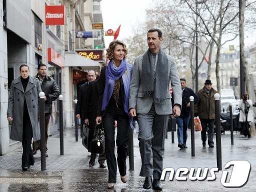 지난 2010년 프랑스를 공식방문한 아사드 대통령 부부가 파리 거리를 걷고 있다.  AFP=News1 