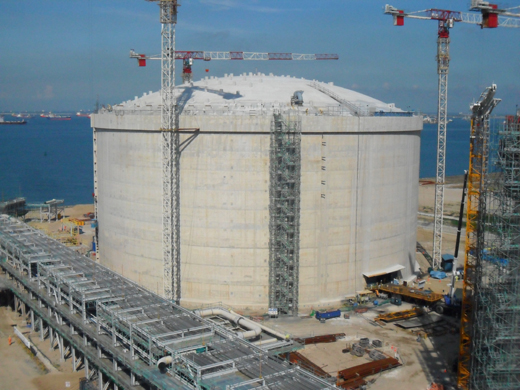↑삼성물산 건설부문이 싱가포르 동남부 주롱섬에 짓고 있는 LNG터미널 현장에서 LNG탱크 공사가 한창 진행되고 있다. ⓒ삼성물산