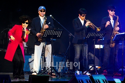 2월 17일 오후 서울 장충동 장충체육관에서 열린 MBC 파업콘서트 '으랏차차 MBC'에서 방송인 김미화씨(맨 왼쪽)와 남편 윤승호씨(왼쪽 두번째)가 공연을 선보이고 있다. / 사진=남윤호 인턴기자