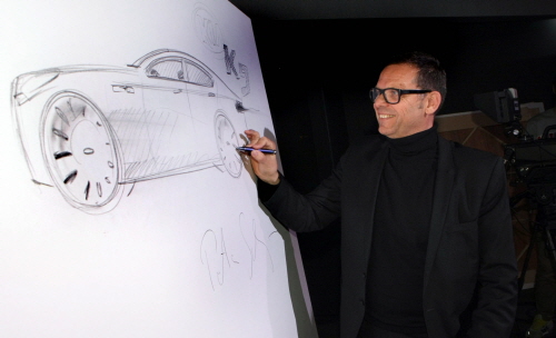  피터 슈라이어 기아차 디자인 총괄 부사장이 기아차의 새로운 디자인 방향성을 설명하기 위해 현장에서 K9의 스케치 작업을 직접 시연하고 있는 모습.<br>
<br>
 <br>
