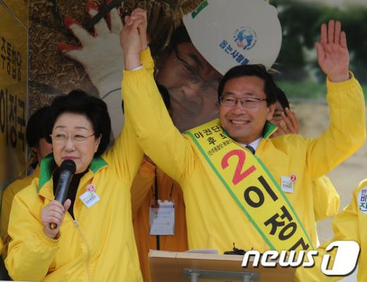 [사진]이정국 후보 지지 유세 하는 한명숙 대표