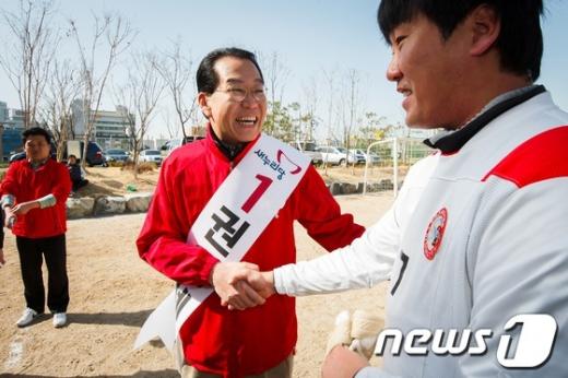 [사진]조기축구회 찾은 권영세 후보