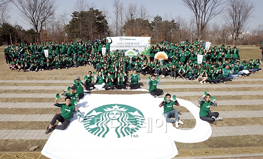 [사진]스타벅스, '서울숲 가꾸는 날' 캠페인 참여