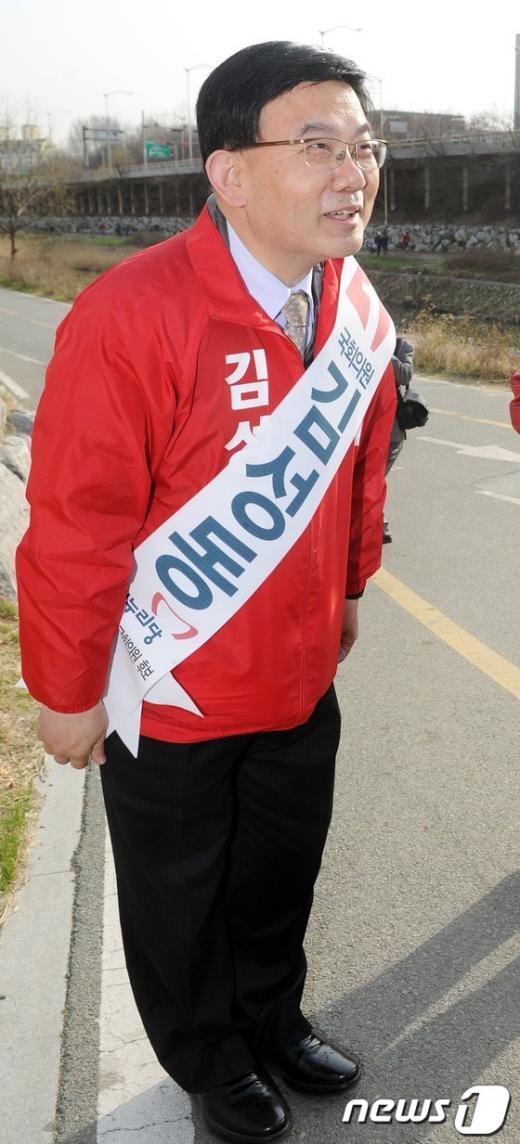 [사진]마포을 김성동 후보, '공손한 인사'